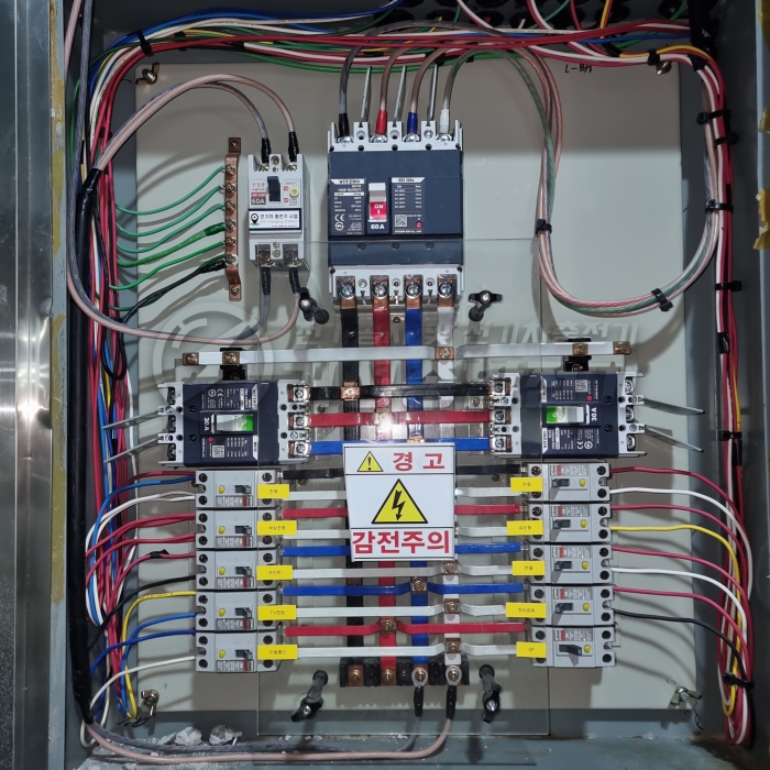 김해 상가건물 테슬라 월커넥터 11kW 설치 공사 시공 사진 7