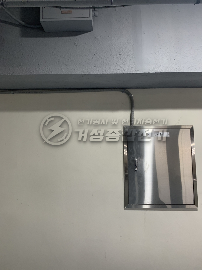 김해 상가건물 테슬라 월커넥터 11kW 설치 공사 시공 사진 8