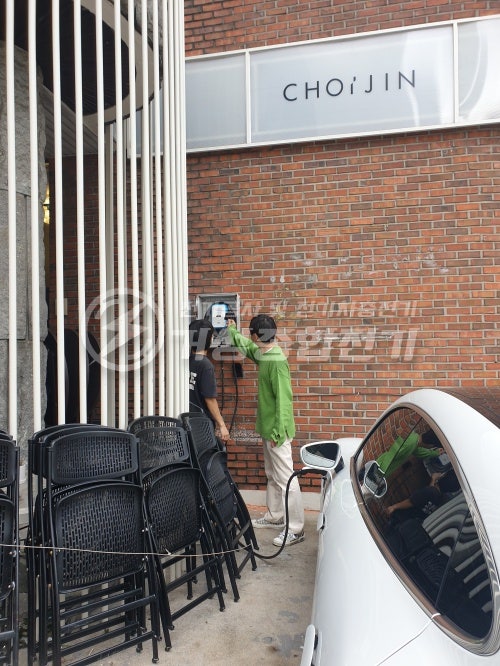 영업장 포르쉐 타이칸 완속 EV충전기 설치 공사 시공 사진 13