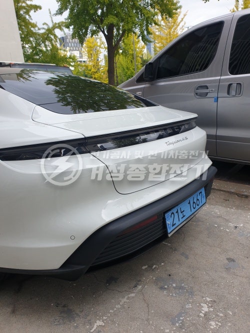 영업장 포르쉐 타이칸 완속 EV충전기 설치 공사 시공 사진 2