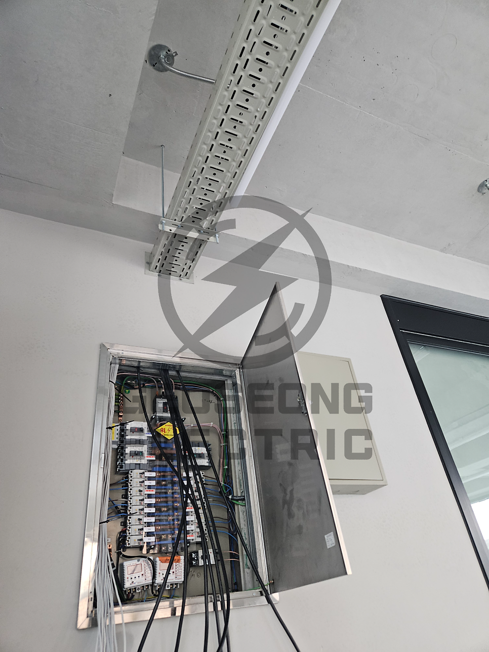 케이블 트레이 하이텍 트레이 인테리어 전기 공사 시공 사진 10