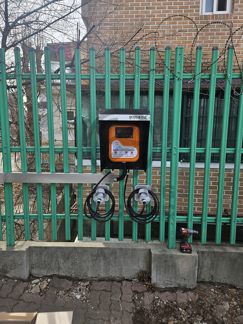 학교 7kW 양팔형 전기차 충전기 설치 공사 시공 사진 14