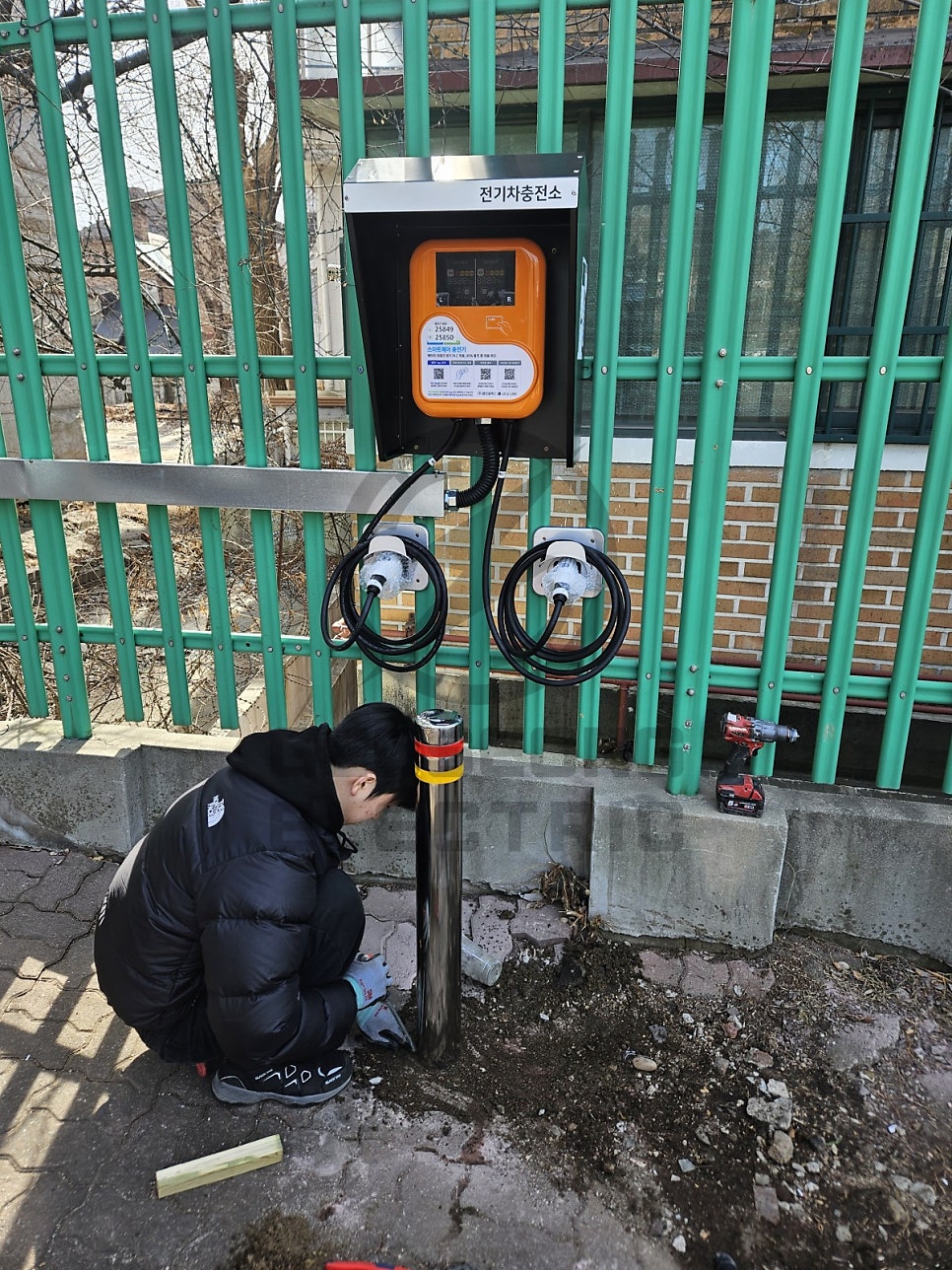 학교 7kW 양팔형 전기차 충전기 설치 공사 시공 사진 18