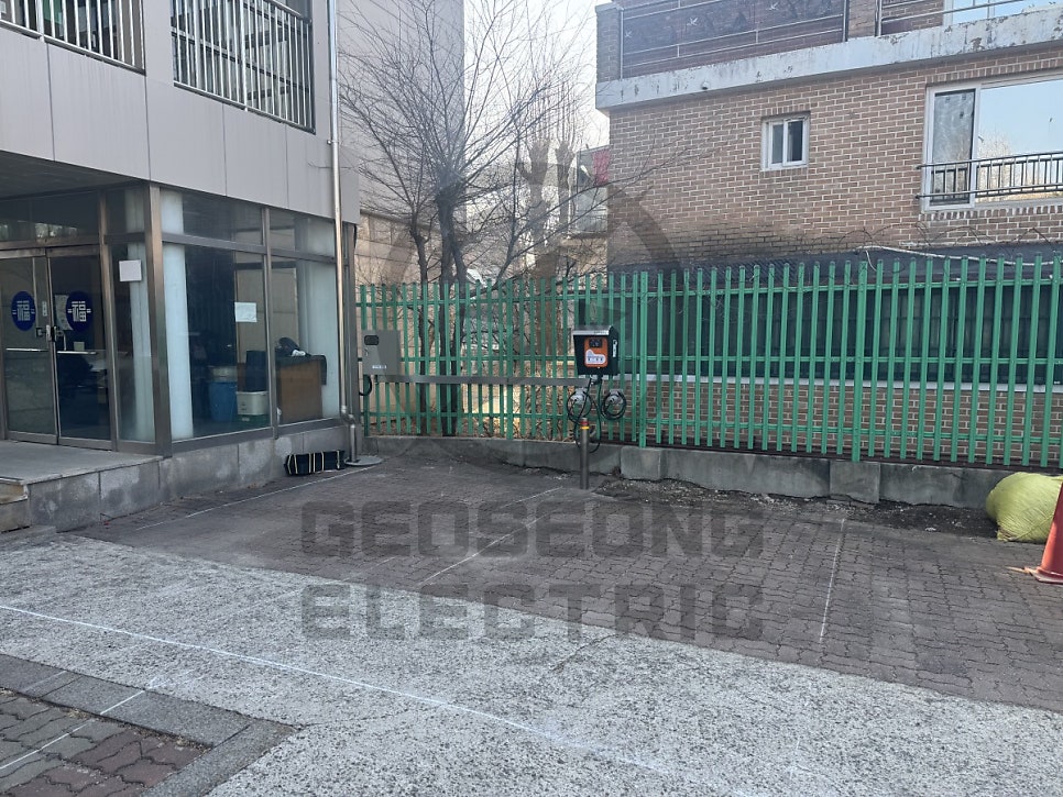 학교 7kW 양팔형 전기차 충전기 설치 공사 시공 사진 20