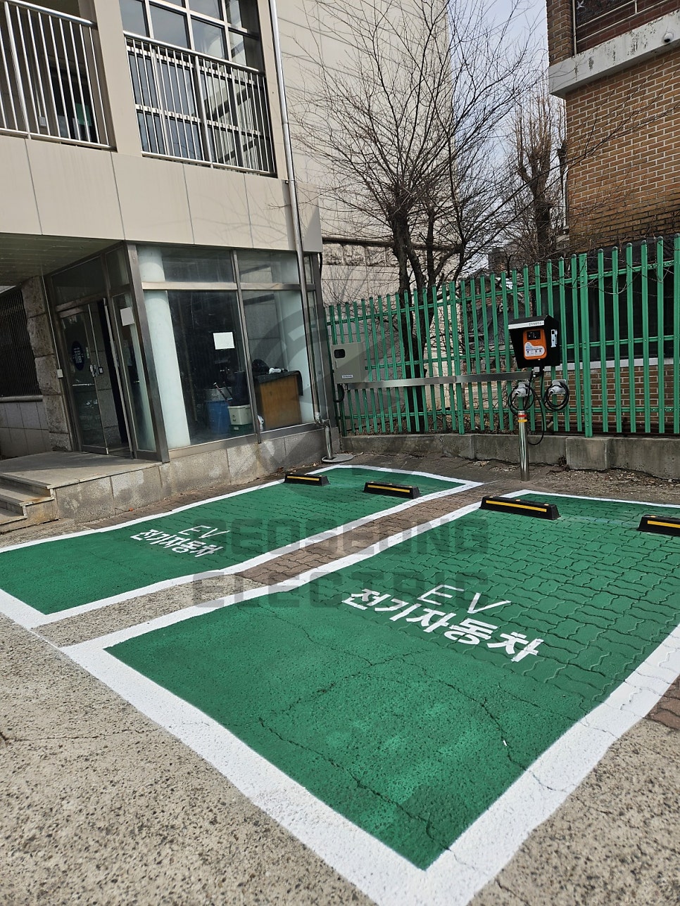 학교 7kW 양팔형 전기차 충전기 설치 공사 시공 사진 3