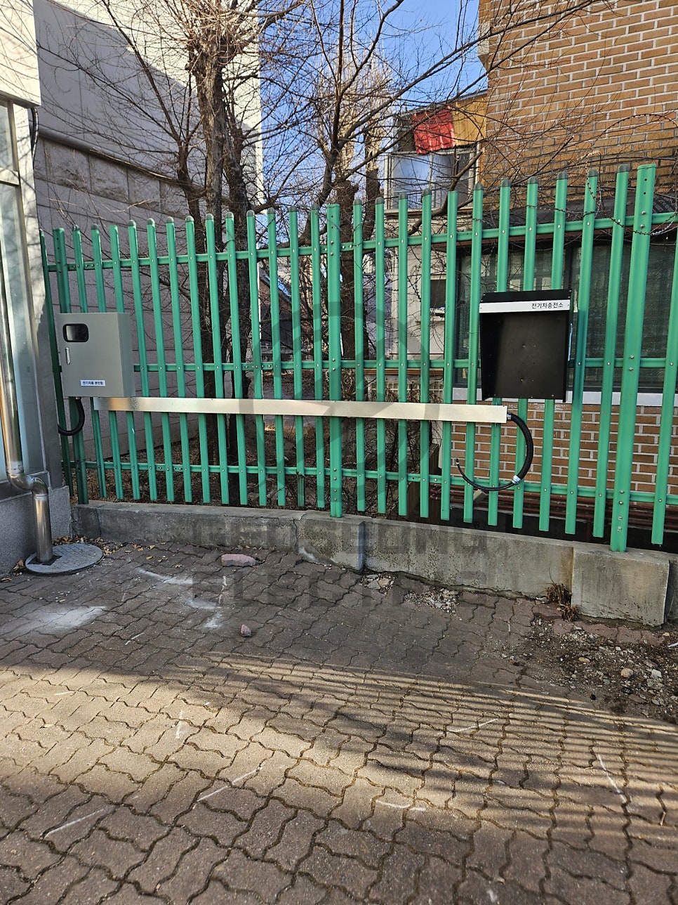 학교 7kW 양팔형 전기차 충전기 설치 공사 시공 사진 8