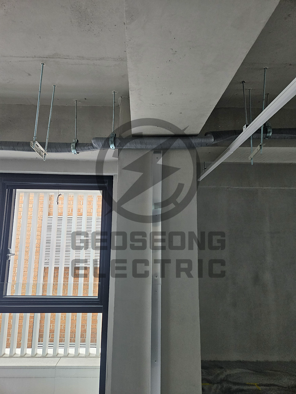 사무실 케이블 트레이 전기 인테리어 시공 사진 12