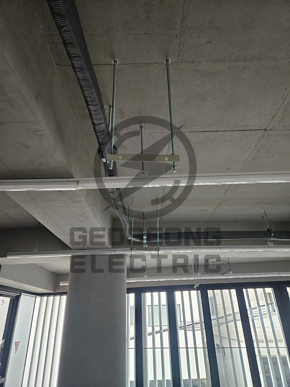 사무실 케이블 트레이 전기 인테리어 시공 사진 13