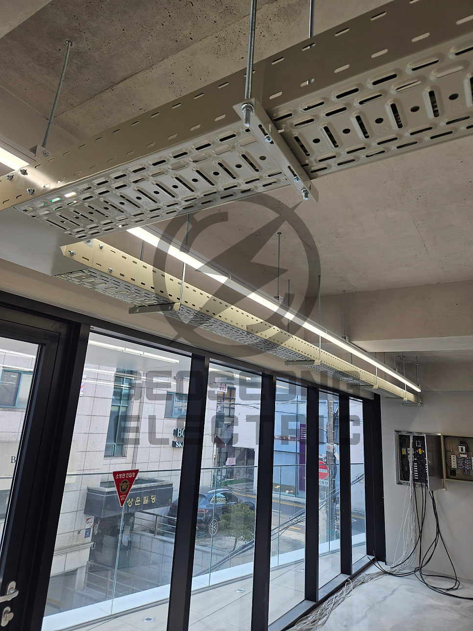 사무실 케이블 트레이 전기 인테리어 시공 사진 15